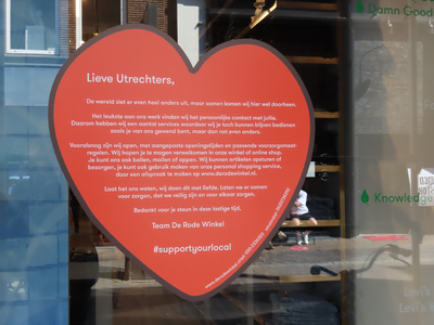 850110 Afbeelding van een grote sticker in de vorm van een hart, met daarin de tekst 'Lieve Utrechters', opgesteld door ...